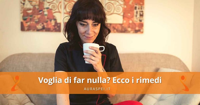 Non ho voglia di fare niente donna seduta sul divano che beve una tisana